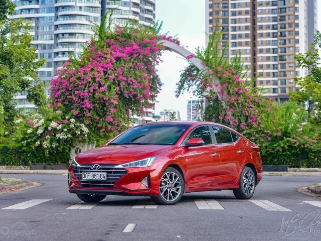 Bán Hyundai Elantra 2.0AT màu đỏ, mới nhất 2020