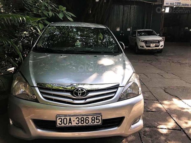 Cần bán xe Toyota Innova sản xuất 2009, màu bạc0