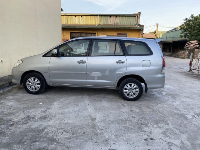 Bán xe Toyota Innova năm 2010, màu bạc, xe chính chủ