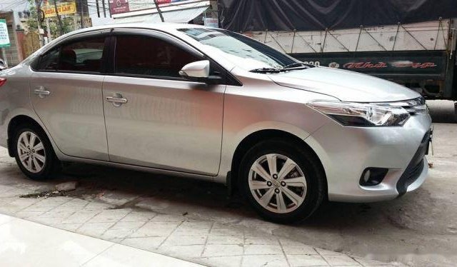 Cần bán gấp Toyota Vios năm sản xuất 2016, màu bạc còn mới