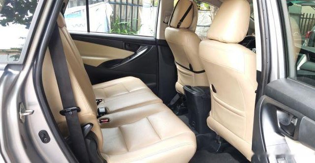 Cần bán lại xe Toyota Innova năm sản xuất 2017, màu bạc còn mới, giá tốt0