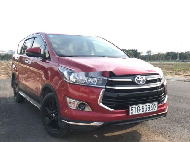 Cần bán lại xe Toyota Innova sản xuất 2018, màu đỏ xe gia đình0