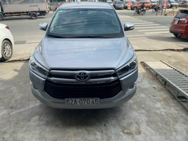 Bán xe Toyota Innova sản xuất 2017, màu bạc0