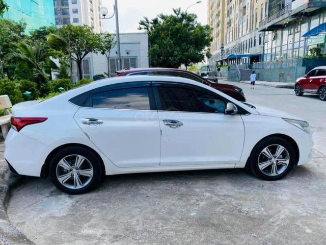 Bán gấp Hyundai Accent đời 2019, màu trắng