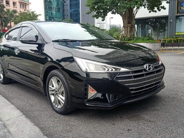 Bán gấp Hyundai Elantra năm sản xuất 2019, màu đen0