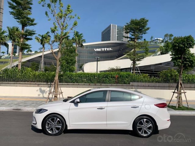 Cần bán xe Hyundai Elantra 2.0AT 2016, màu trắng0