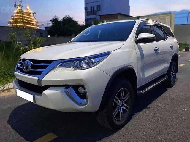 Xe Toyota Fortuner năm 2020, màu trắng còn mới