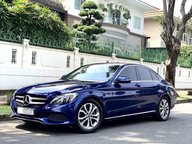 Bán gấp chiếc Mercedes-Benz C200 sản xuất năm 2017, còn mới