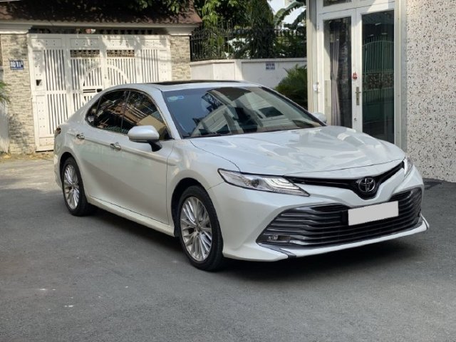 Cần bán lại xe Toyota Camry sản xuất 2020, siêu lướt, giá ưu đãi