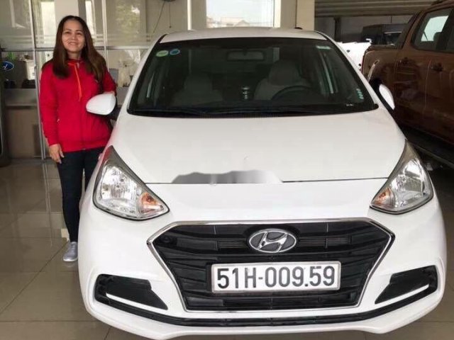 Cần bán xe Hyundai Grand i10 sản xuất 2018, màu trắng, xe nhập còn mới, giá 300tr0