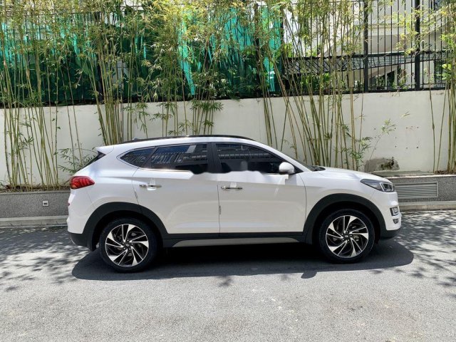 Cần bán xe Hyundai Tucson đời 2019, màu trắng như mới0