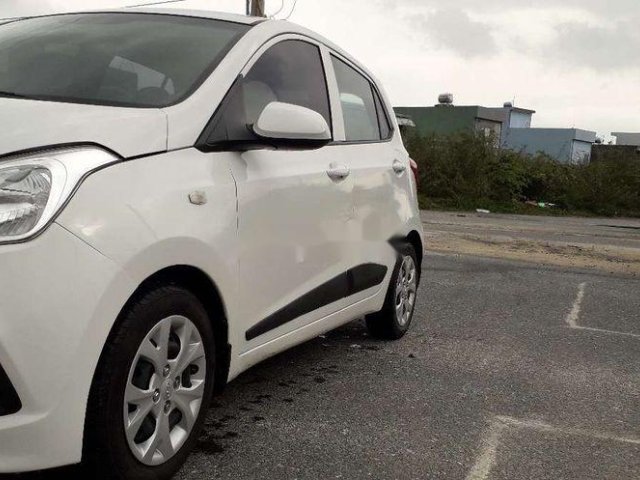 Gia đình bán Hyundai Grand i10 năm 2016, màu trắng, nhập khẩu nguyên chiếc