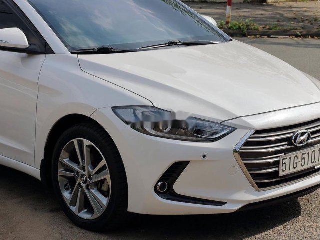 Bán ô tô Hyundai Elantra năm 2017, màu trắng, 565tr