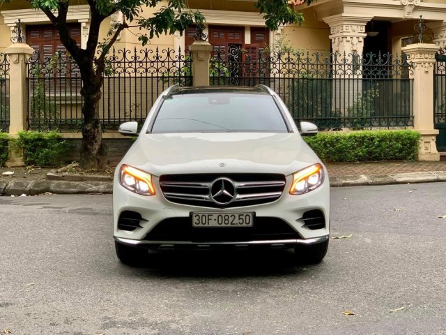 [Hot] Mercedes GLC 300 trắng nội thất nâu, sản xuất cuối 2017, odo 40.000km quá mới, biển thành phố