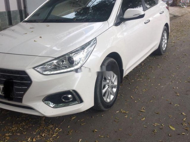 Bán Hyundai Accent năm 2019, màu trắng chính chủ 