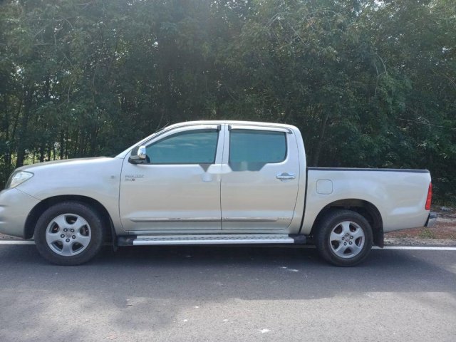 Bán Toyota Hilux sản xuất 2011, màu bạc còn mới