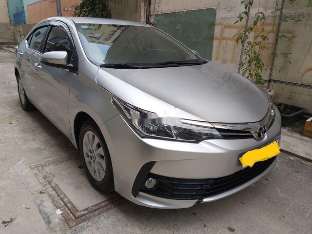 Cần bán Toyota Corolla Altis 1.8 sản xuất 2018, màu bạc số tự động0