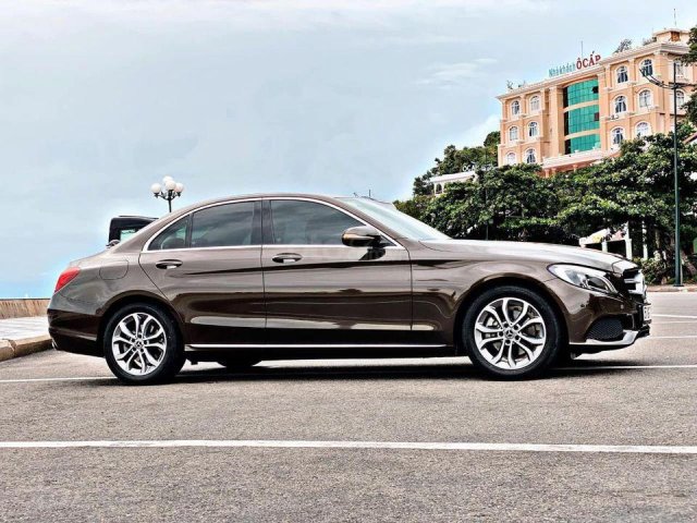 Hỗ trợ mua xe trả góp lãi suất thấp với chiếc Mercedes Benz C200 đời 2018, xe giá thấp, còn mới