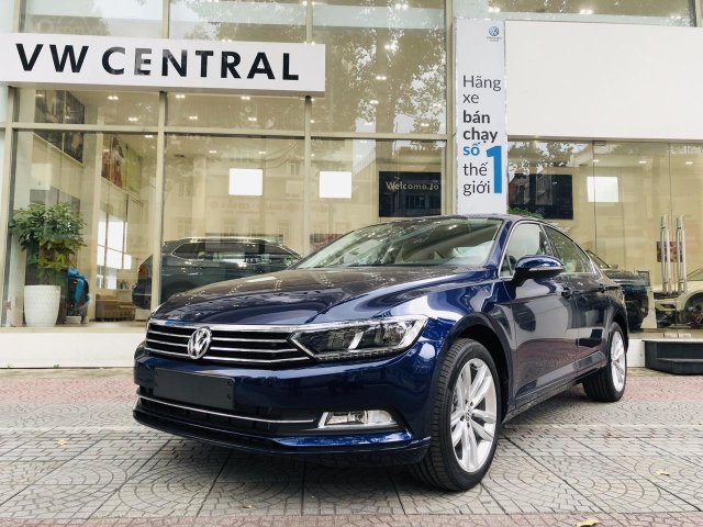 Volkswagen Passat Bluemotion xanh atlantic nội thất kem sang trọng - giảm ngay 200 triệu tiền mặt + giao ngay