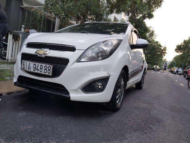 Cần bán gấp Chevrolet Spark năm 2015, màu trắng chính chủ0