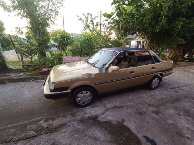 Cần bán xe Toyota Corona đời 1986, màu vàng, xe nhập, giá 60tr