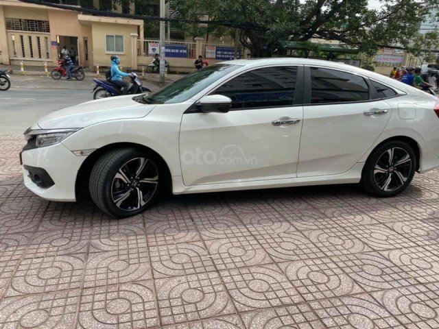 Cần bán Honda Civic 1.5 sản xuất 2017 màu trắng