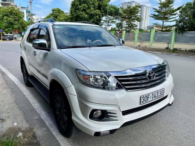 Cần bán Toyota Fortuner Sportivo sản xuất 2015, màu trắng0