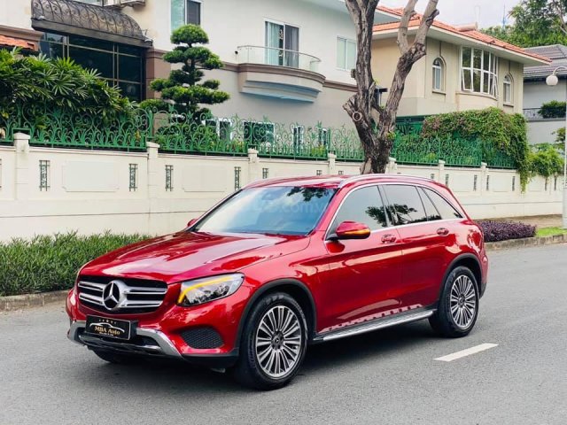 Cần bán Mercedes-Benz GLC250 màu đỏ SX 2018, biển thành phố0