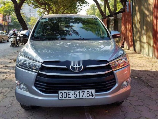 Cần bán Toyota Innova sản xuất năm 2017, màu bạc số sàn