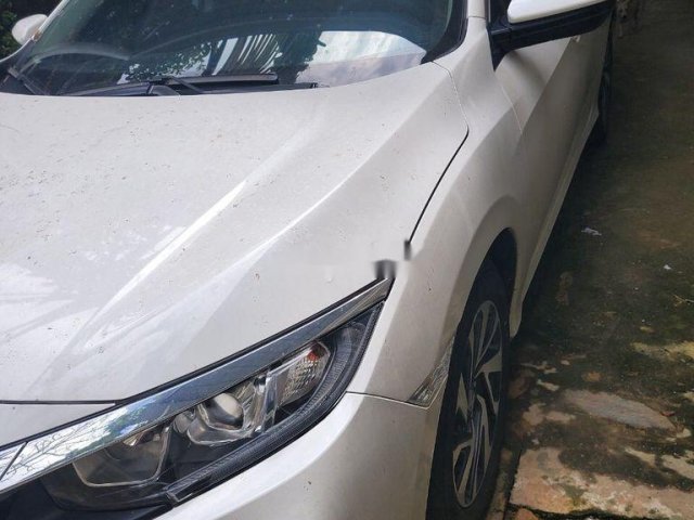 Chính chủ bán Honda Civic đời 2019, màu trắng, nhập khẩu nguyên chiếc