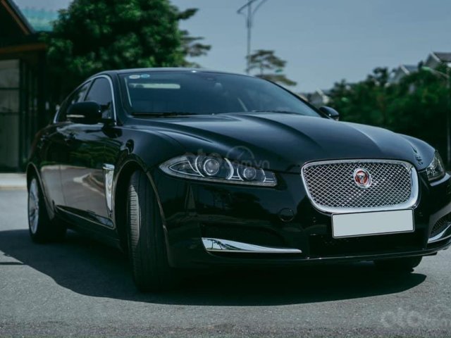 Jaguar XF sản xuất 2015, màu đen