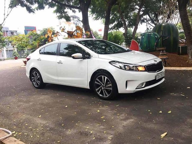 Cần bán Kia Cerato năm sản xuất 2018, màu trắng, xe gia đình 