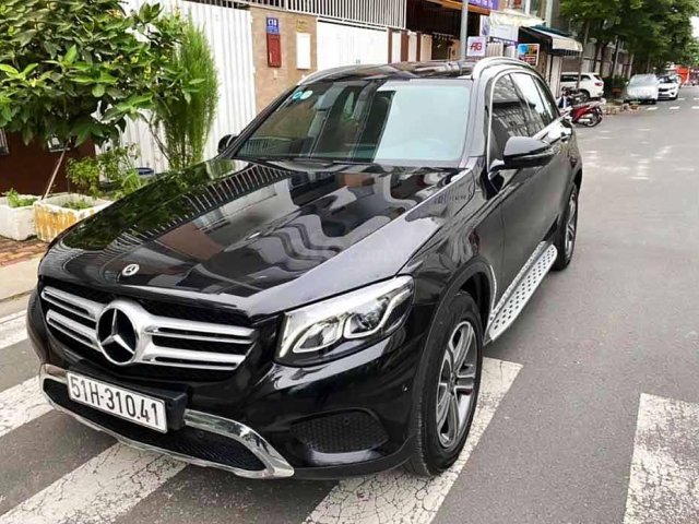 Cần bán xe Mercedes GLC-Class năm 2018, màu đen còn mới