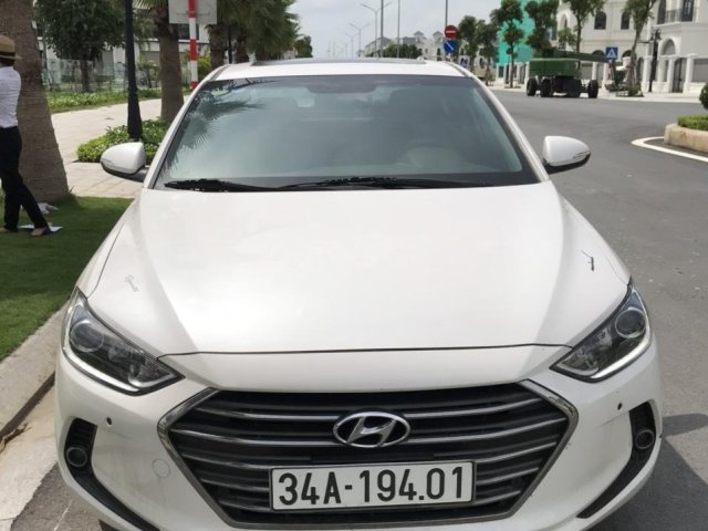 Cần bán lại chiếc Hyundai Elantra đời 2017 màu trắng, giá thấp0