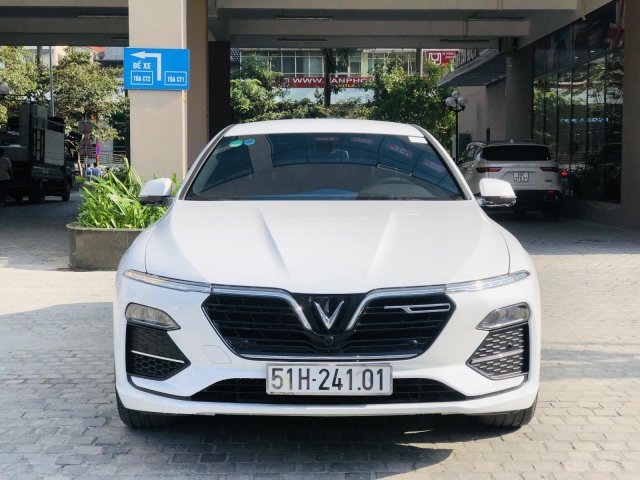 VinFast LUX A 2.0 bản Plus chạy 7.500 km0