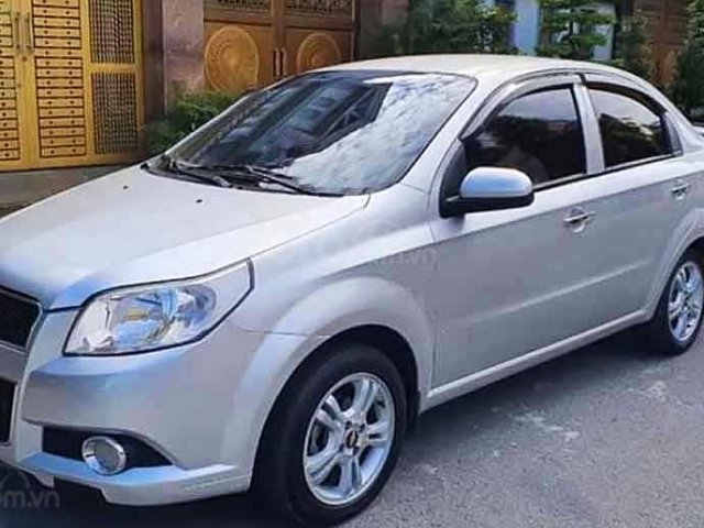 Cần bán Chevrolet Aveo năm sản xuất 2015, màu bạc còn mới