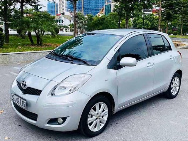 Cần bán Toyota Yaris sản xuất năm 2010, màu bạc, xe nhập còn mới0