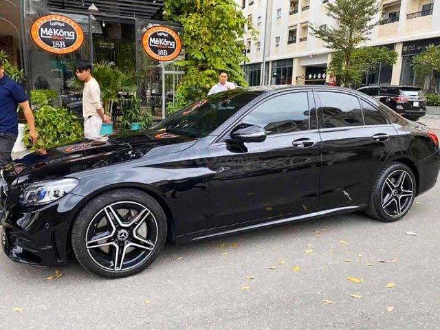 Xe Mercedes C class năm 2020, màu đen còn mới