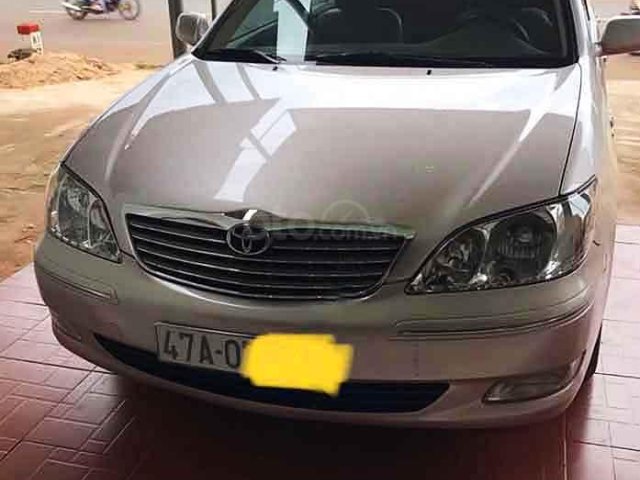 Cần bán xe Toyota Camry sản xuất 2003, màu bạc0