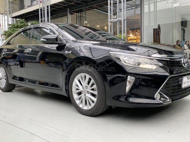 Bán xe Toyota Camry 2.0E 2018, màu đen cực chất