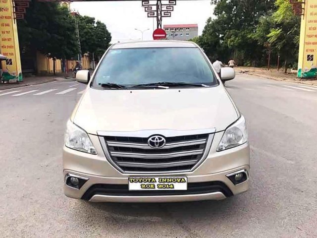 Cần bán Toyota Innova 2.0E năm sản xuất 2014, màu vàng