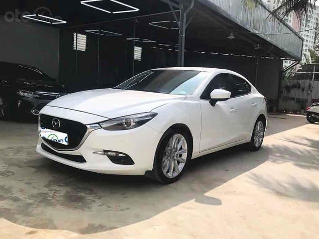 Cần bán gấp Mazda 3 năm sản xuất 2018, màu trắng, giá cạnh tranh