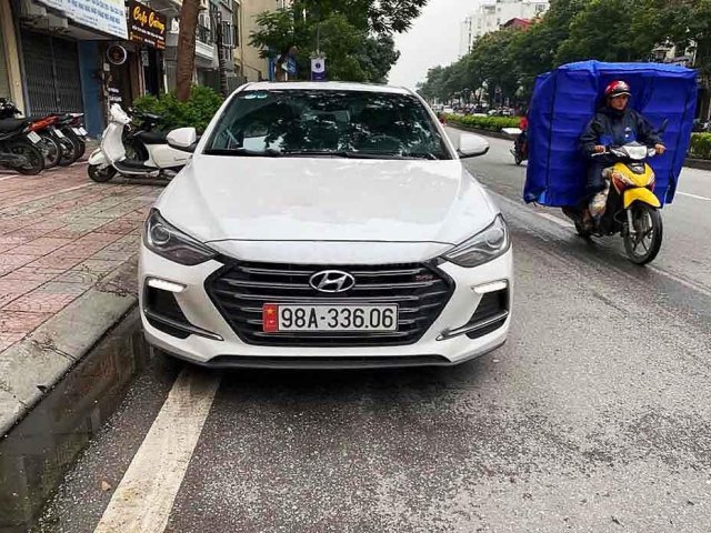 Bán xe cũ Hyundai Elantra năm 2018, màu trắng0