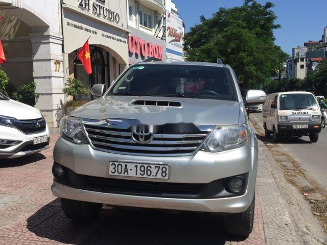 Cần bán gấp Toyota Fortuner sản xuất năm 2014 xe gia đình0