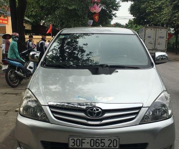 Cần bán gấp Toyota Innova sản xuất 2010, màu bạc