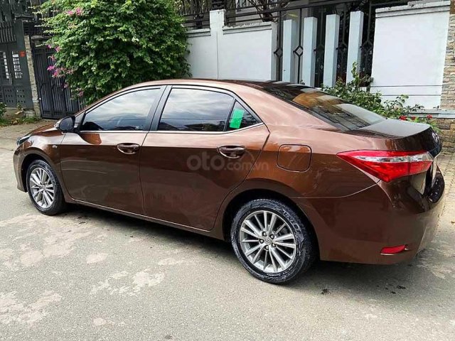 Cần bán lại xe Toyota Corolla Altis sản xuất năm 2017, màu nâu còn mới0