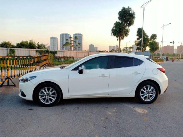 Cần bán gấp Mazda 3 năm sản xuất 2016, màu trắng0