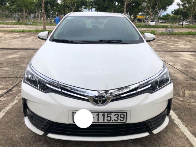 Cần bán lại xe Toyota Corolla Altis sản xuất năm 2017, màu trắng, số tự động, 555tr0