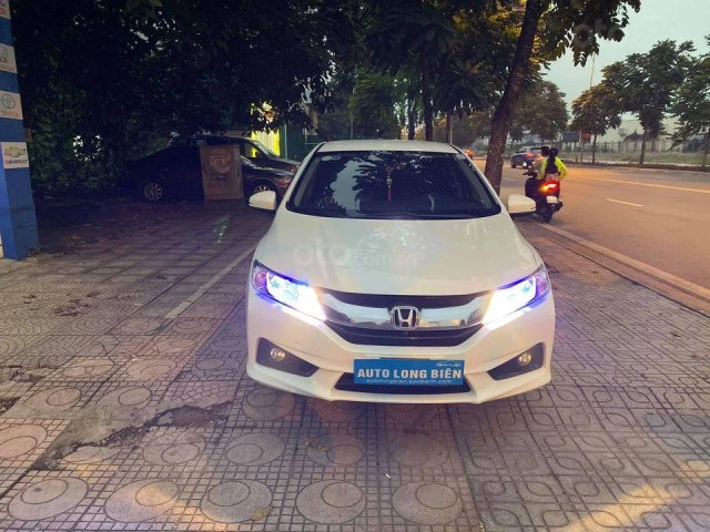 Honda City CVT 2017 màu trắng Ngọc Trinh, biển thành phố