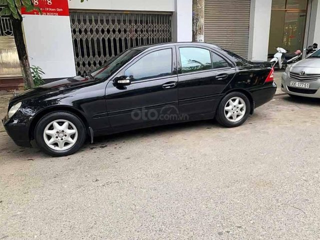 Cần bán lại xe Mercedes C class năm sản xuất 2003, màu đen còn mới giá cạnh tranh0